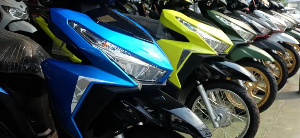 A fleet of motorcycles all in a row