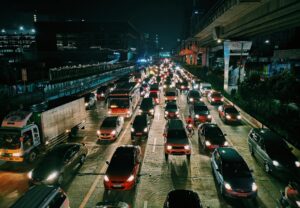 A picture of EV and ICE vehicles on a crowded freeway road