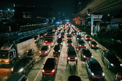 A picture of EV and ICE vehicles on a crowded freeway road
